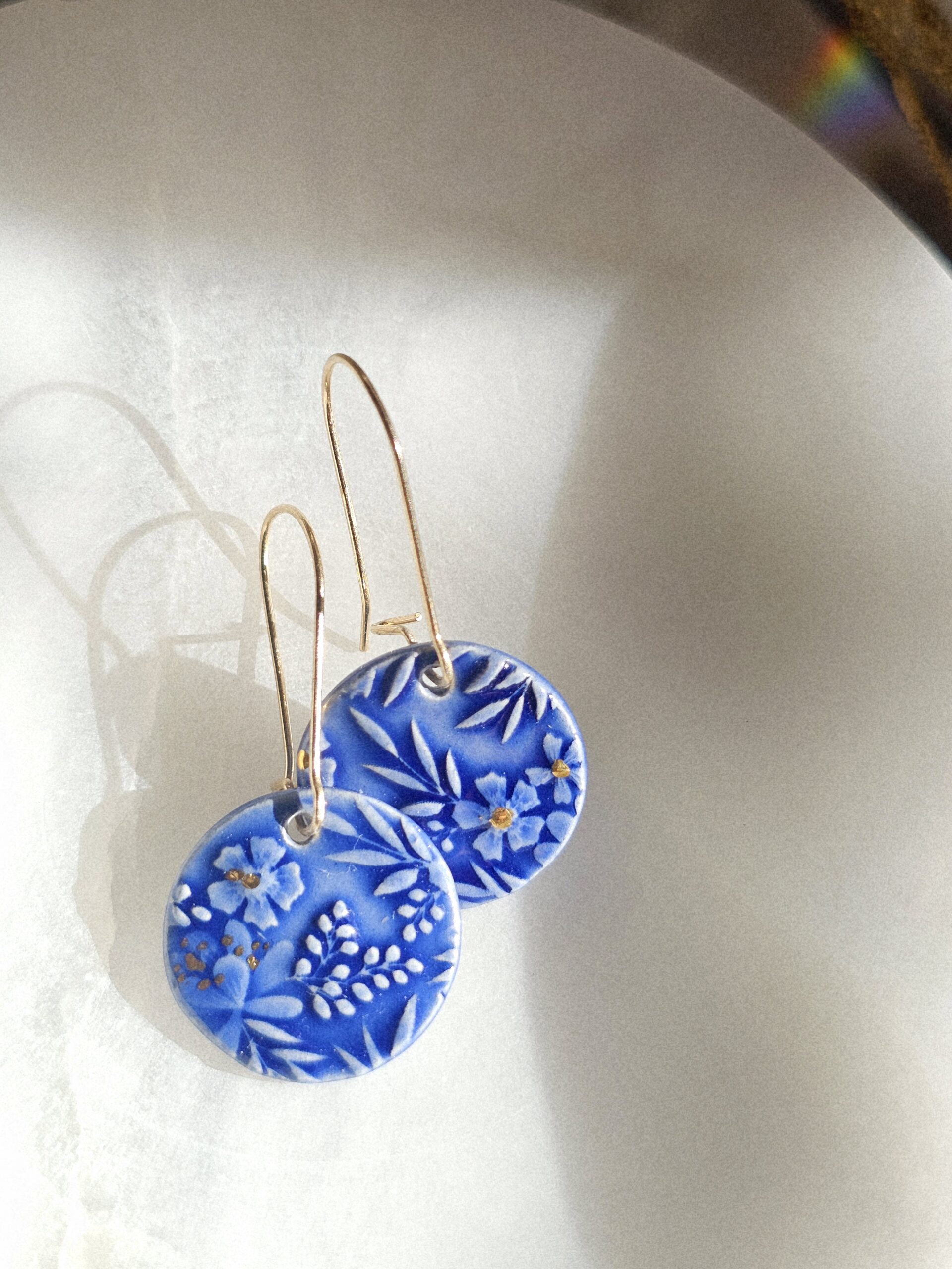 Boucles d’oreilles Fleur Bleue – Céramique & Or fin