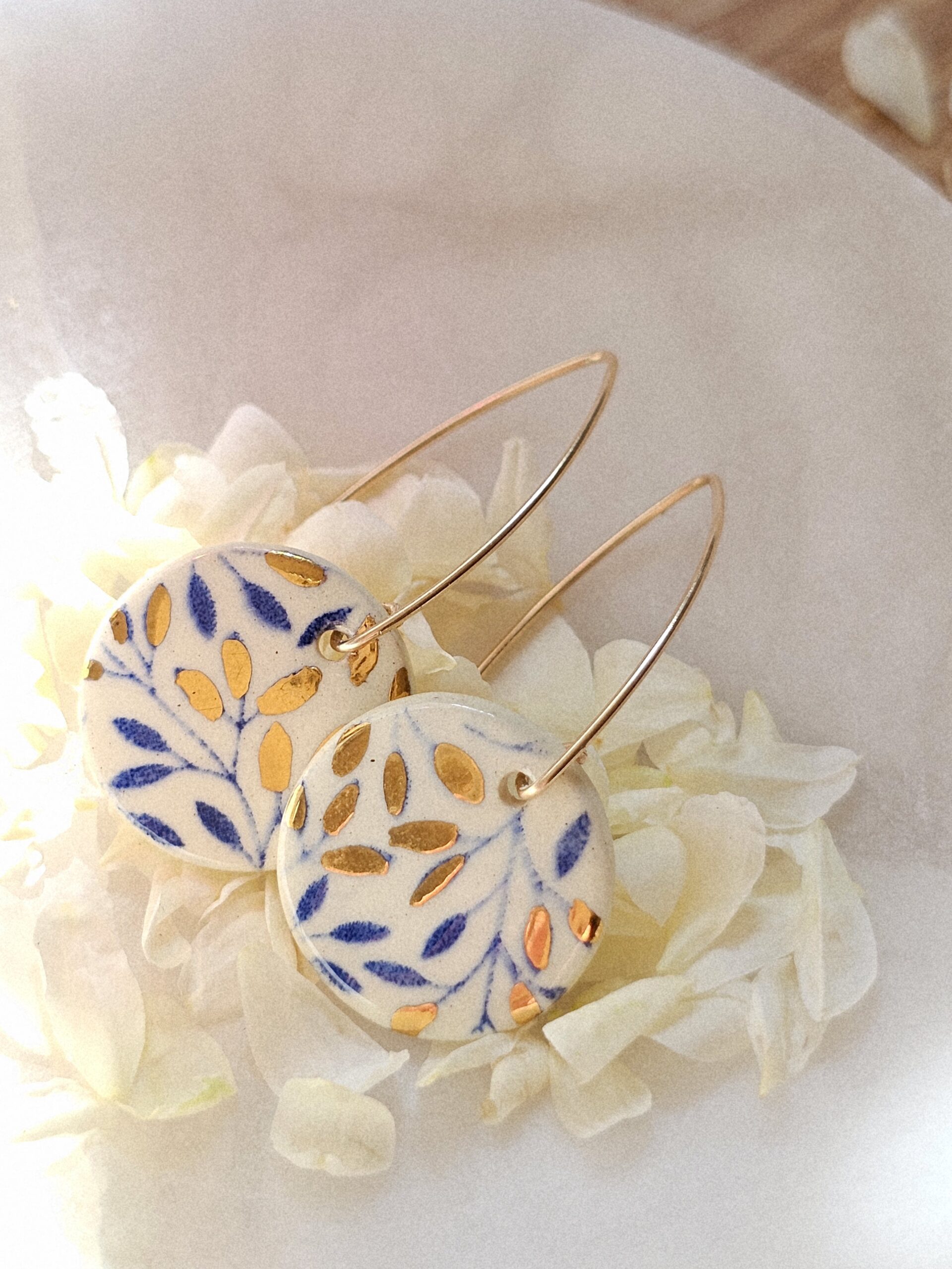 Boucles d’oreilles Feuille Bleue & Or – Céramique & Or fin